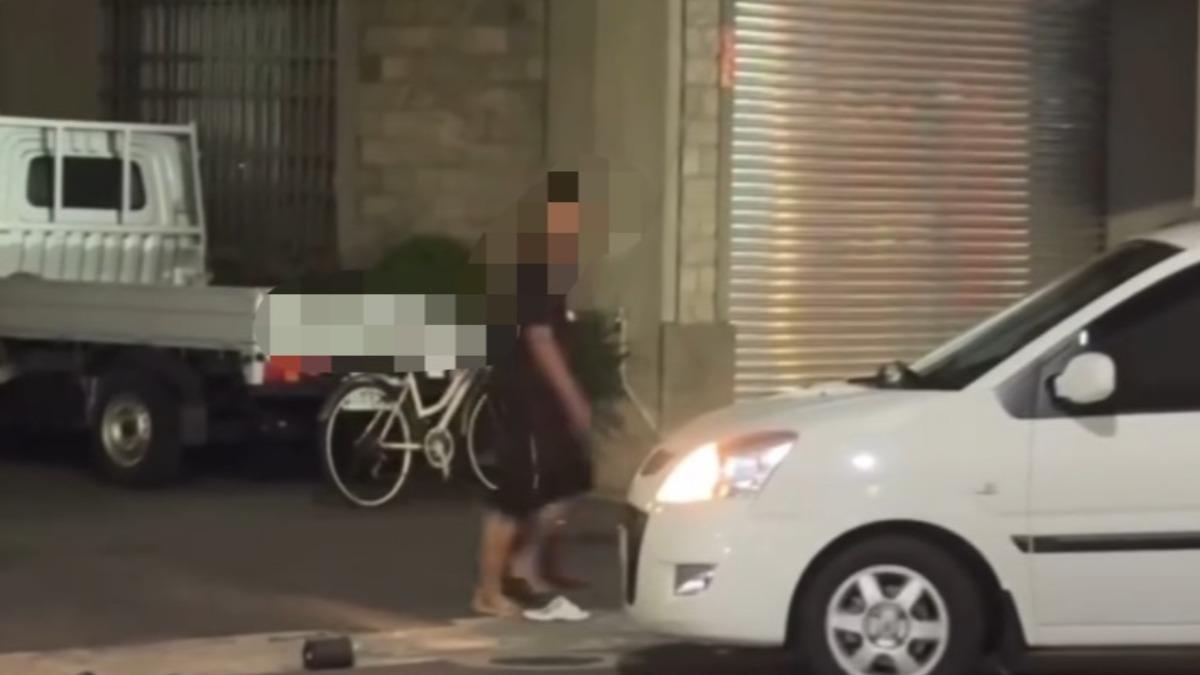 男住戶不滿家門前遭臨停。（圖／民眾提供）