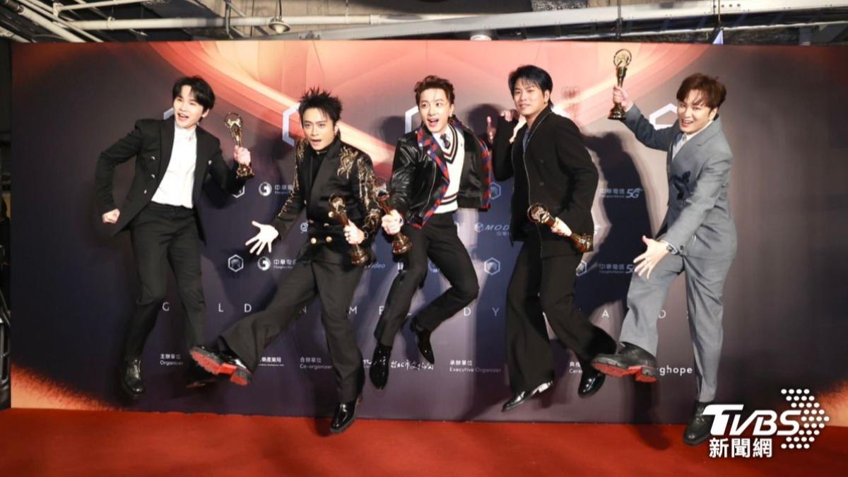 Energy抱回年度歌曲獎，坤達在典禮當晚驚喜現身，成功與團隊合體領獎。（圖／TVBS娛樂組攝）