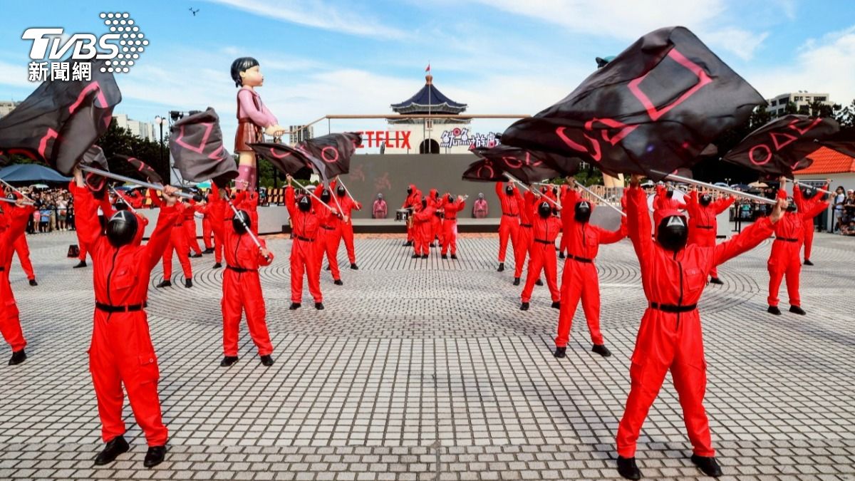 開場有粉紅儀隊耍槍進場，氣勢驚人。（圖／趙世平攝）
