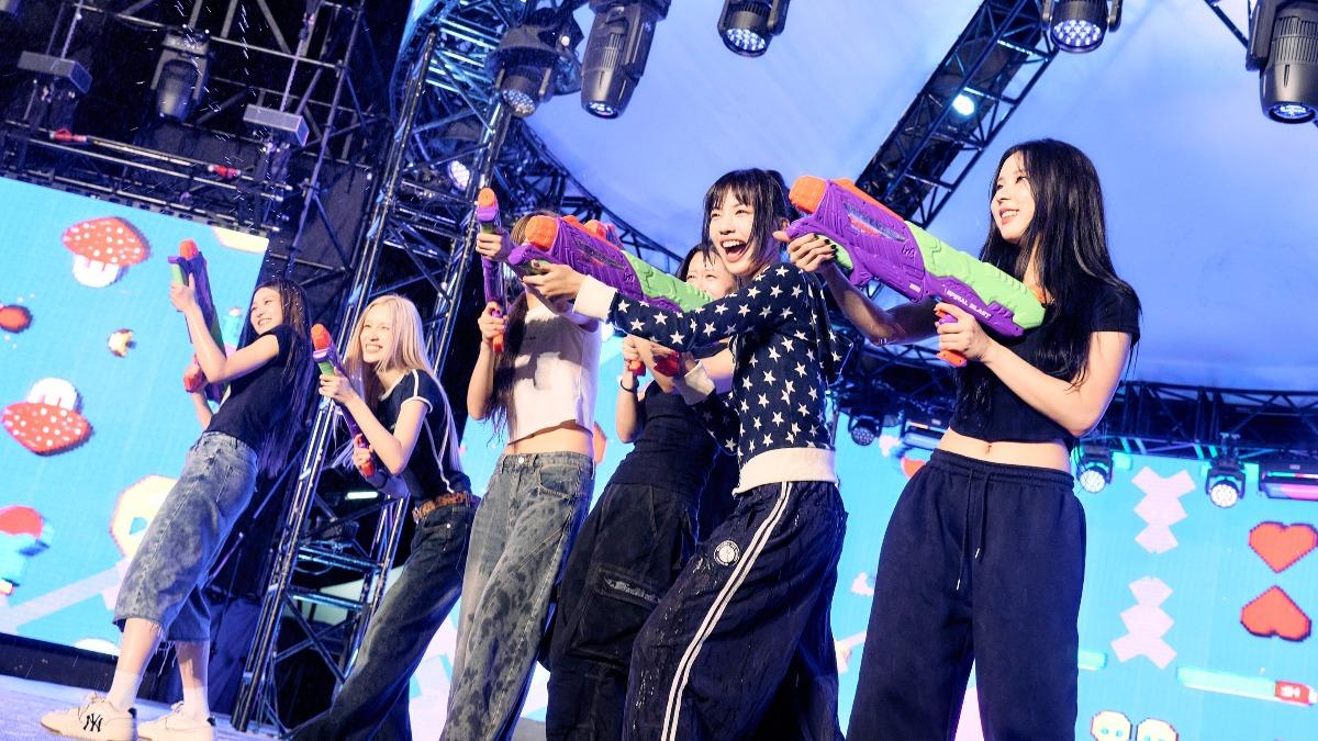 幻藍小熊玩水槍被粉絲狂射。(圖/天空娛樂提供)