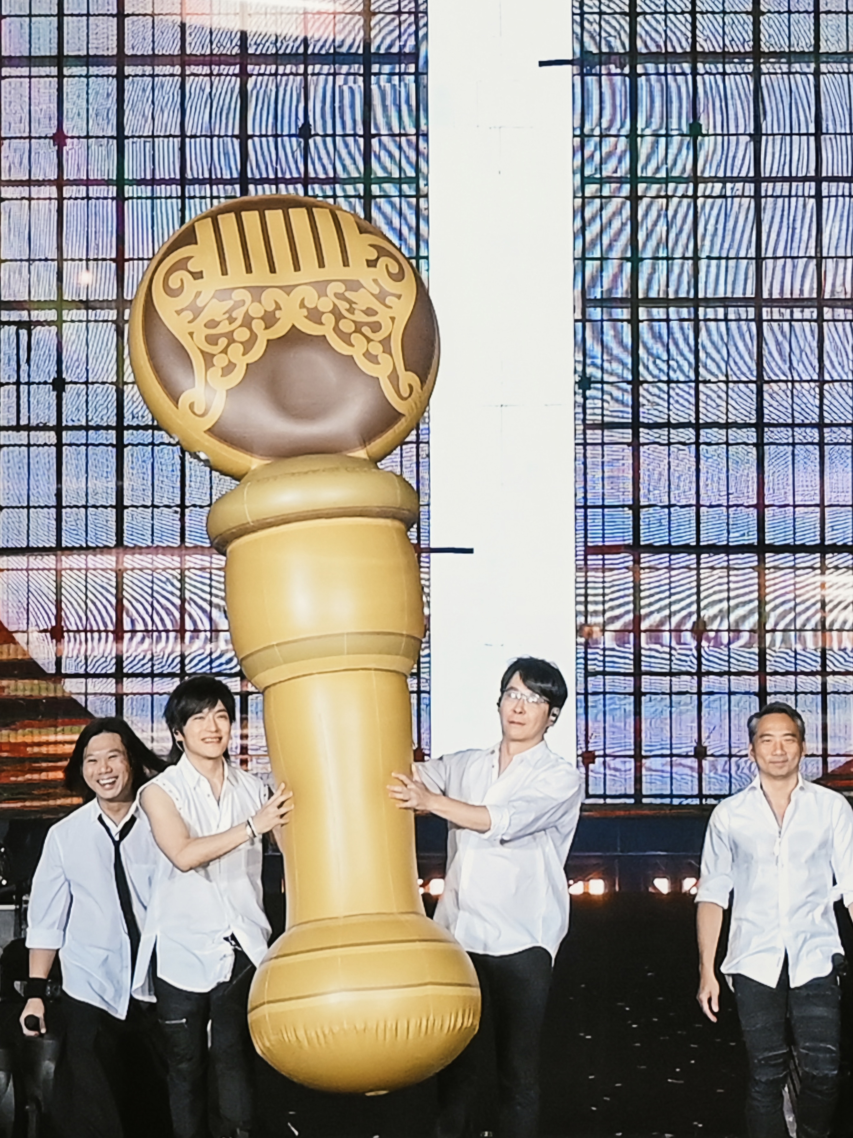 瑪莎、怪獸、冠佑以及石頭帶著超大獎盃登台。（圖／相信音樂提供）