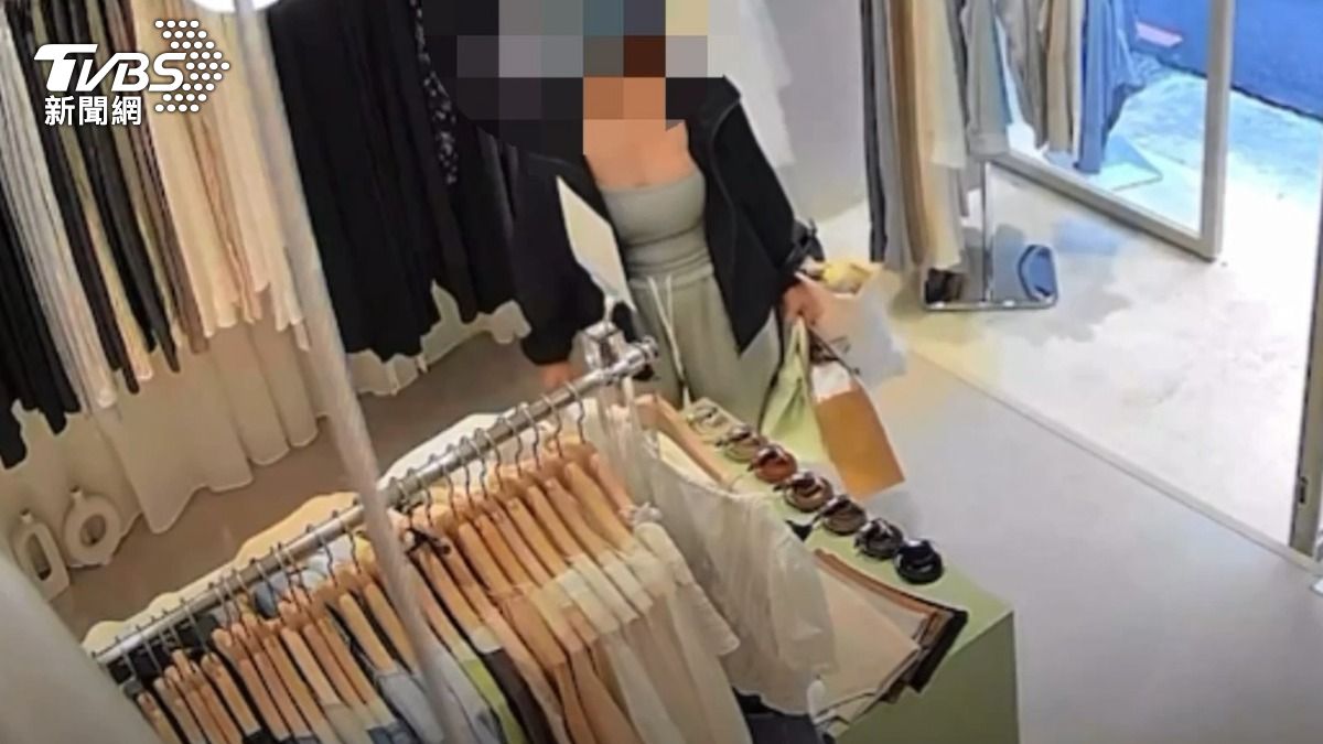 火辣低胸妹逛赤峰商圈「偷最辣衣服」　趁店員不注意拿就跑