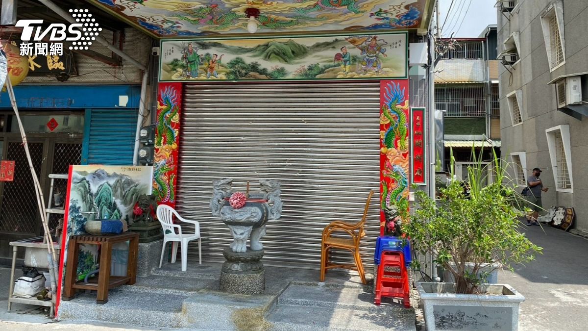 橋頭民宅神壇遭襲，警方扣車查獲3嫌。（圖／TVBS）