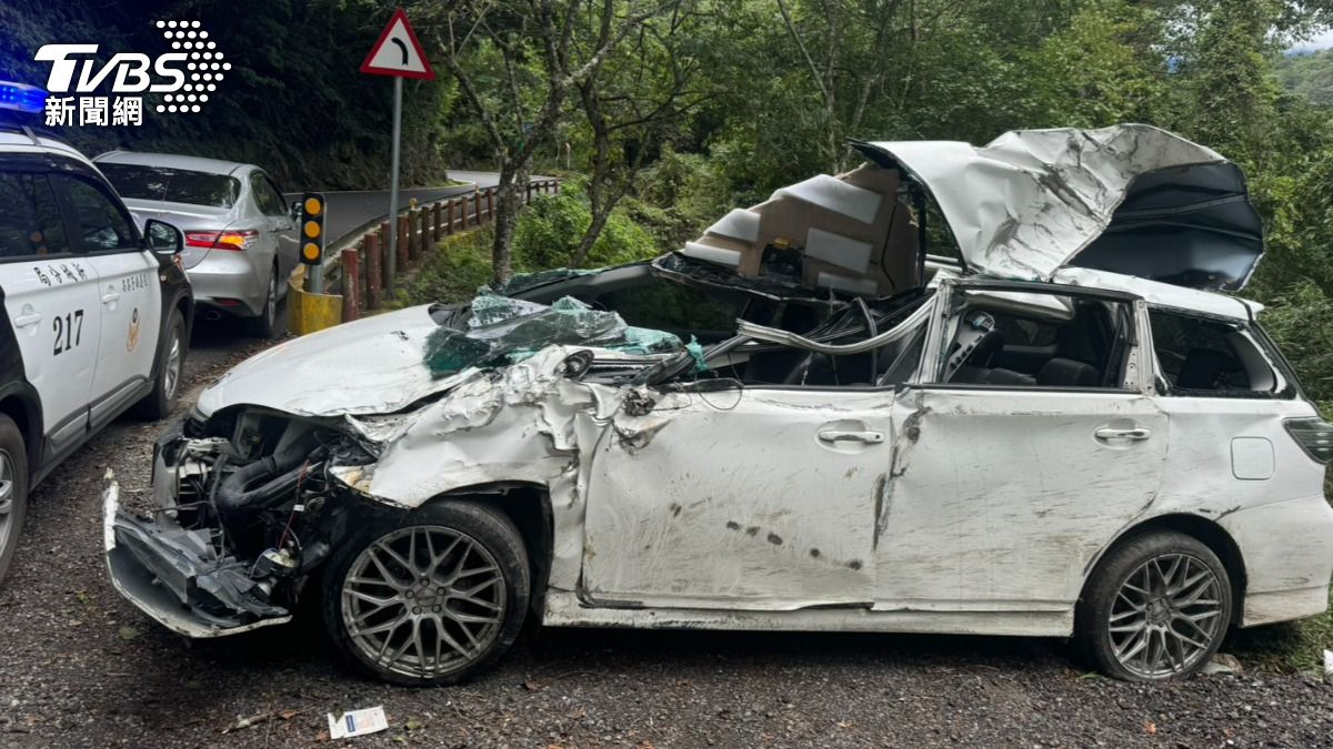 中橫工程人員酒駕自撞山壁，頭部重創昏迷。（圖／TVBS）