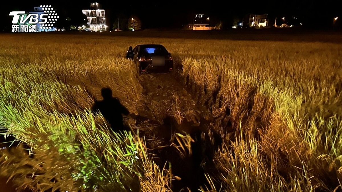 2車路口相撞，轎車噴飛20米墜田。（圖／TVBS）