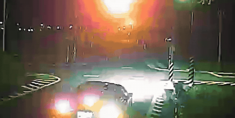 照林路三段與大德路三段路口有2輛小客車發生碰撞。（圖／TVBS）