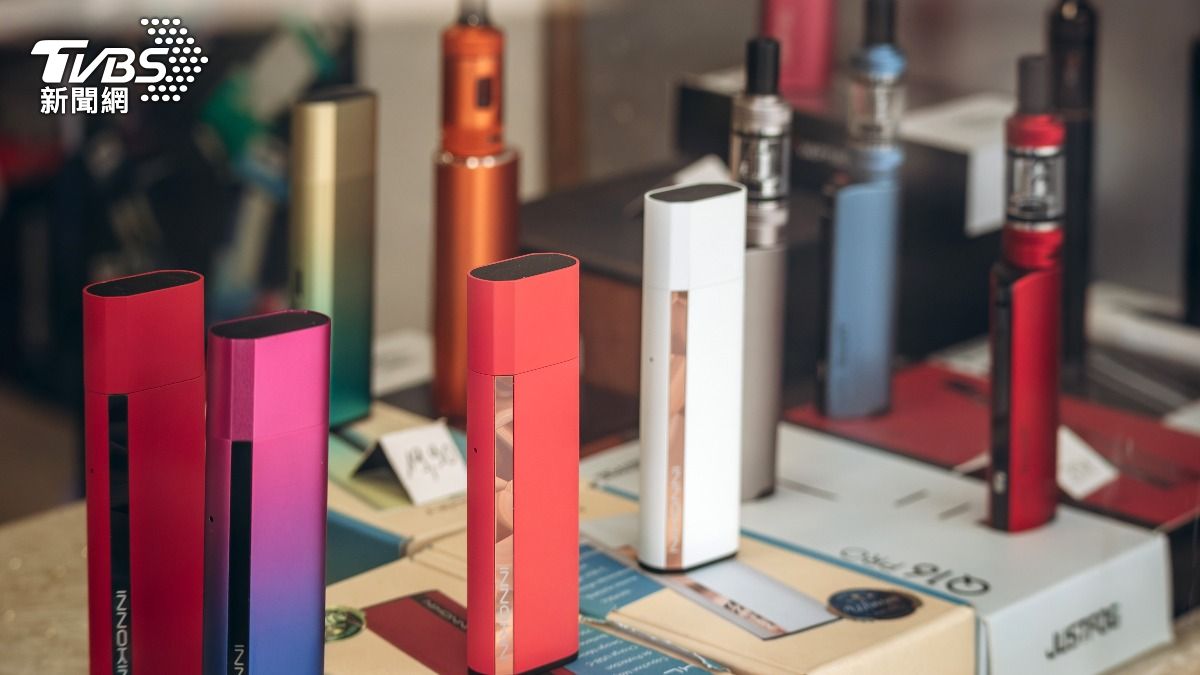 時下的電子煙具有「潮流外型、鮮豔色彩與多種風味」，在年輕族群十分受歡迎。（圖／達志影像shutterstock）