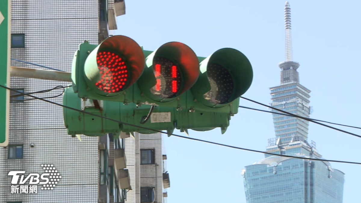 紅燈倒數完沒變綠燈！他不解「倒數意義在哪？」　交通局解答了