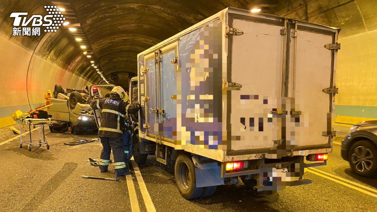 小客車當場翻車。（圖／TVBS）