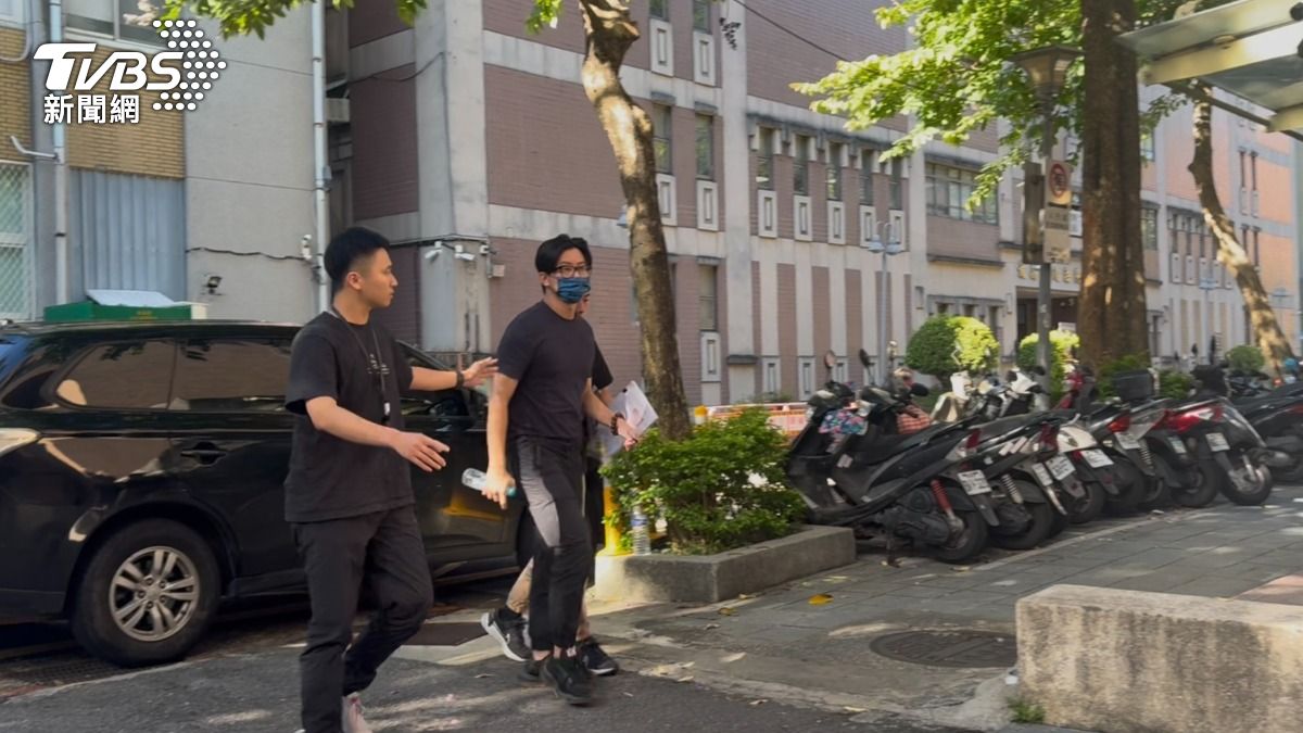 涉案律師趙浩程被移送到案。（圖／潘千詩攝）