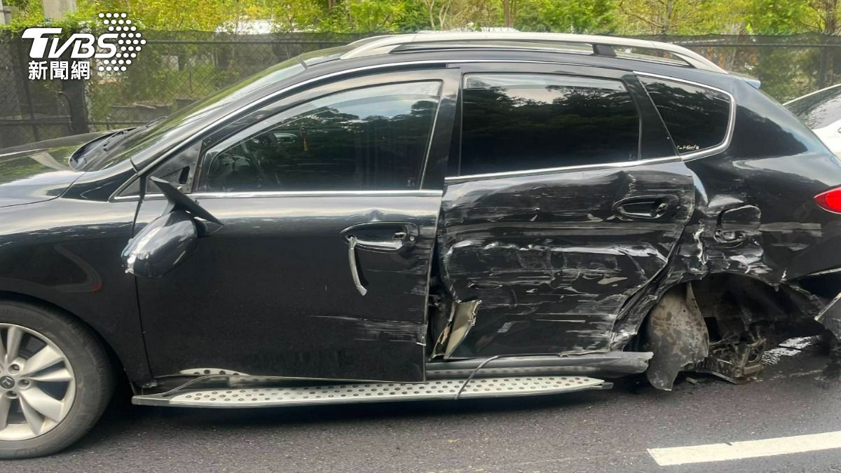 擦撞受損的黑色休旅車。（圖／TVBS）