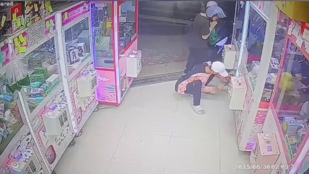 兩名嫌犯協力盜走娃娃機裡的錢。(圖／本人提供）
