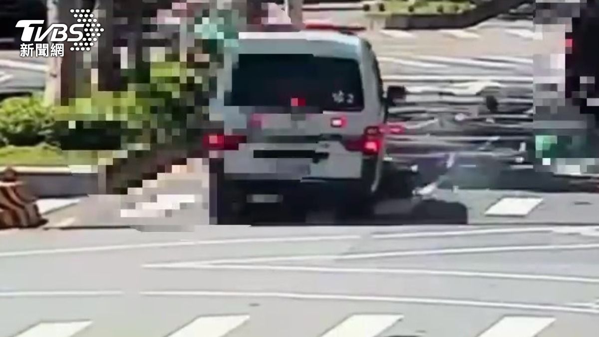 騎士遭嚴重撞擊車體零件散落。（圖／TVBS）