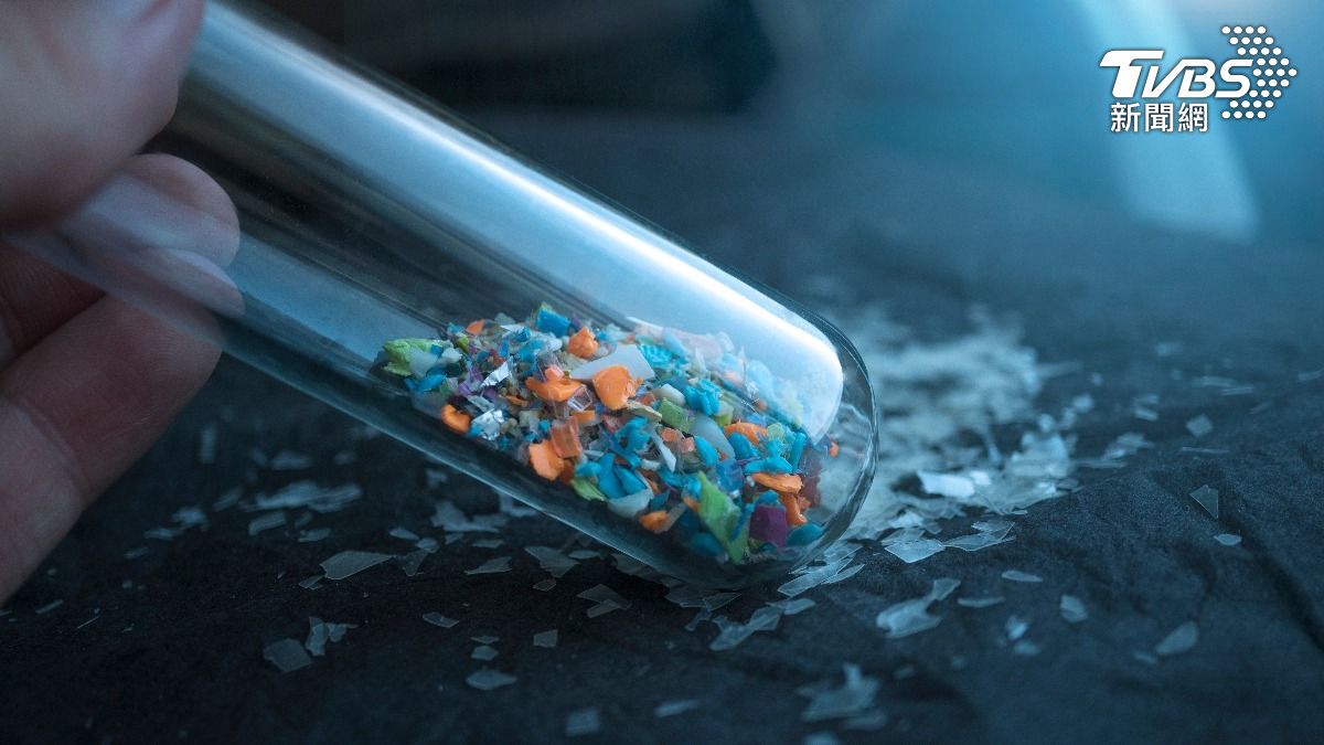 呼吸就會跑進大腦！塑膠微粒竄全身　醫曝「3類食物」助排毒