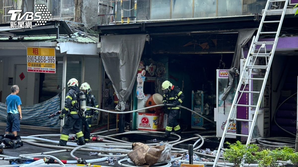 快訊／西門商圈娃娃機店遭烈焰吞噬　警消救出2民眾