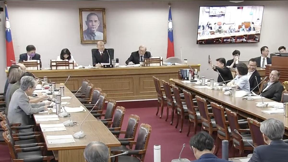 協商中柯建銘電話又響　傅崐萁急亮手機：我沒打給你