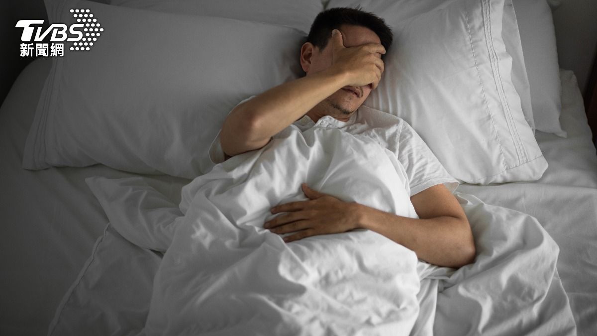 防失智睡前是關鍵！專家警告「別做6件事」　吃太飽恐增風險