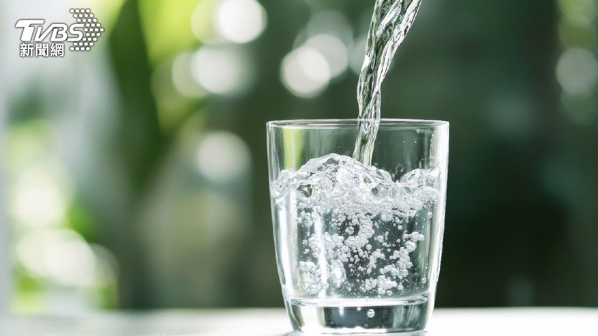  飲水標準，是讓尿液保持清澈或近乎無色，才是身體獲得良好水分平衡的指標。（示意圖／shutterstock達志影像）