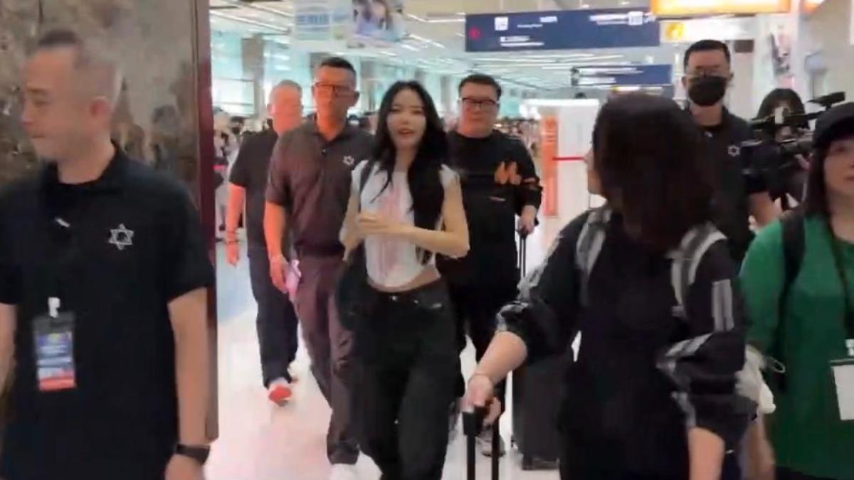 MAMAMOO抵達港都！頌樂、輝人仙氣擋不住　機場屋頂險被掀