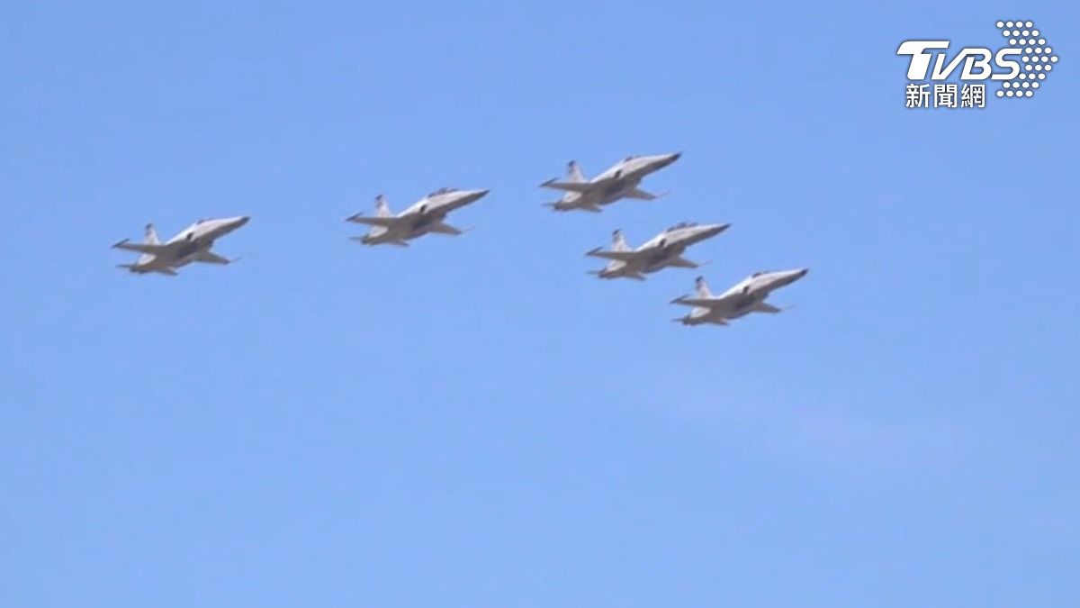 「最有集體回憶」的戰機　衝場+落地通過水門　F-5最後一舞
