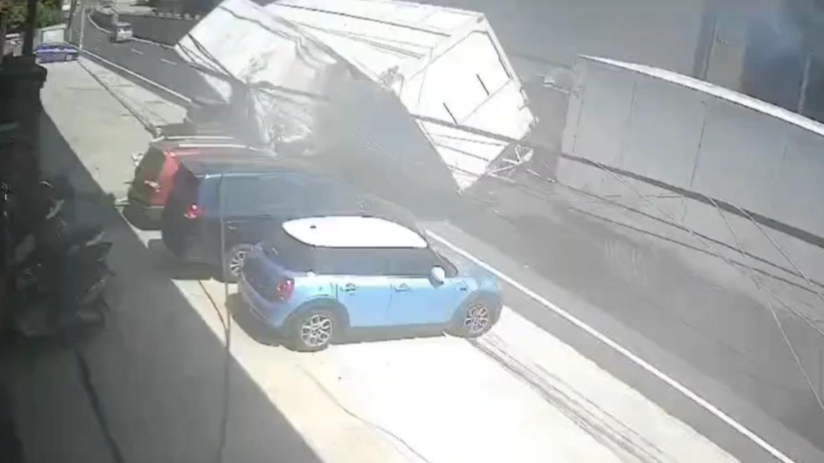 聯結車「鷗翼門大開」撞斷電線桿　桃園上千戶停電受苦