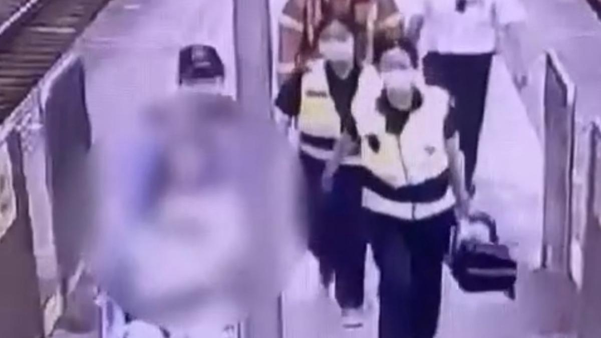 救護人員緊急將女子救起送醫。（圖／翻攝畫面）