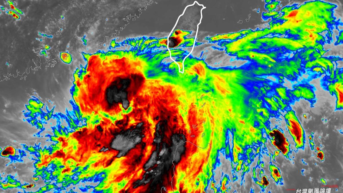 丹娜絲颱風挾帶大量水氣，中、南、東部地區注意持續性大雨。（圖／翻攝自「台灣颱風論壇｜天氣特急」臉書）