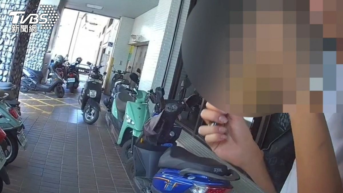 男子囂張在員警面前抽K菸。（圖／TVBS）