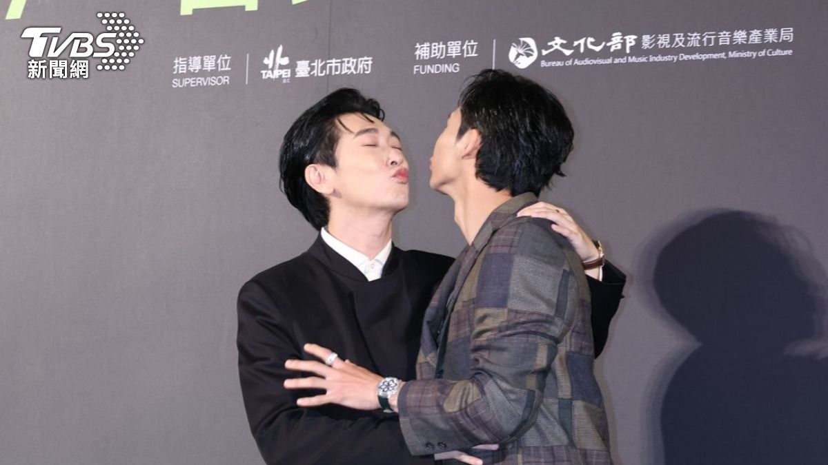 施名帥、黃冠智在《愛作歹》有親密互動，今在台上也作勢要親親。（圖／張哲鳴攝）