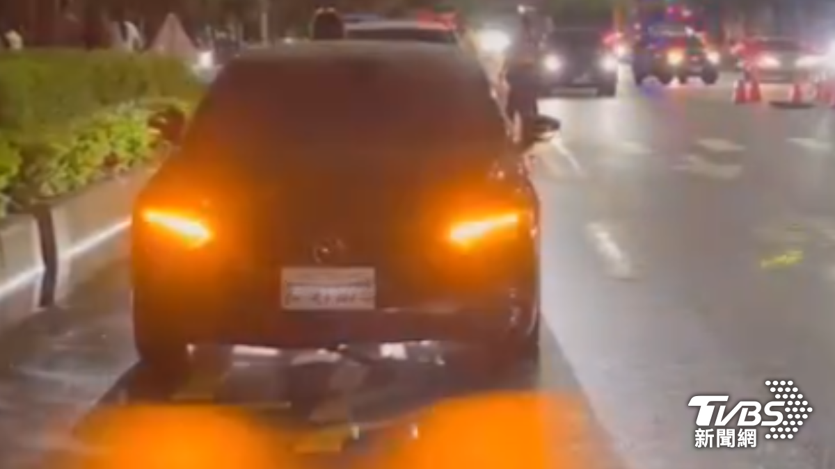 台中水溝蓋「被暴雨頂開」！20台車接連中招。（圖／TVBS）