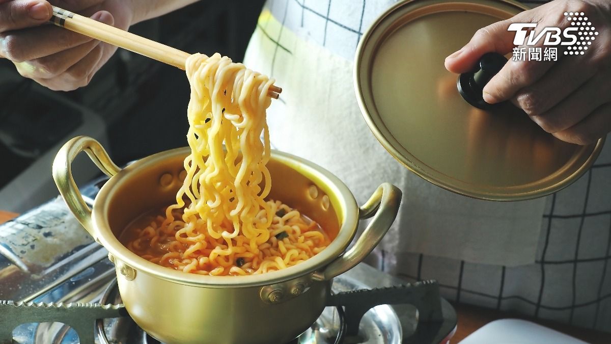 日前有網友試著將無糖豆漿加入麻辣泡麵中烹煮。（示意圖／shutterstock達志影像）