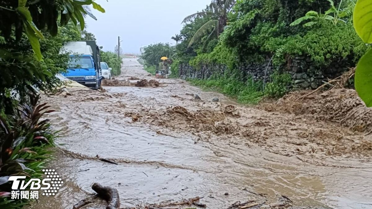 Two dead, 502 injured in Taiwan storm (TVBS News) Typhoon Danas leaves 407,000 homes without power