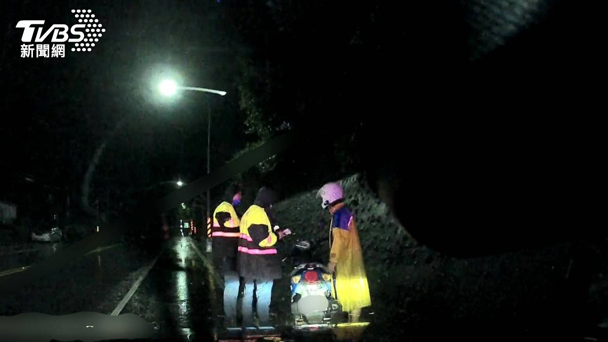 一名男子將酒精加入油箱中導致拋錨，颱風夜只好向警方求助。（圖／TVBS）