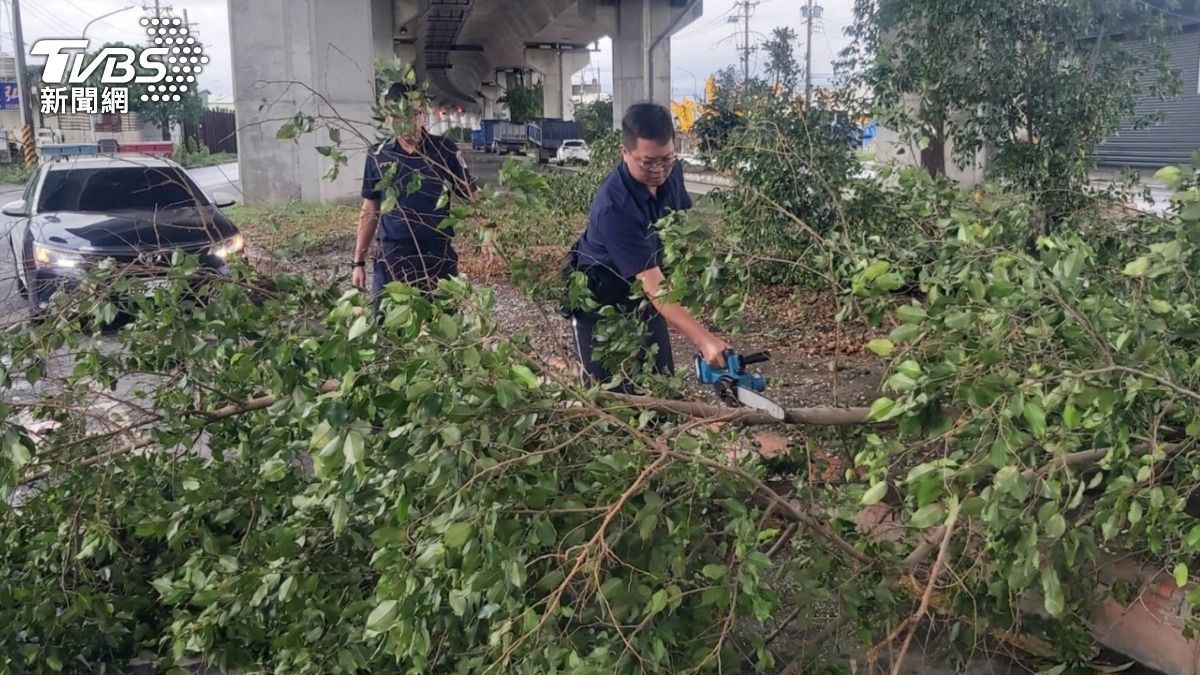 仁武分局員警披荊斬棘清道路。（圖／TVBS）