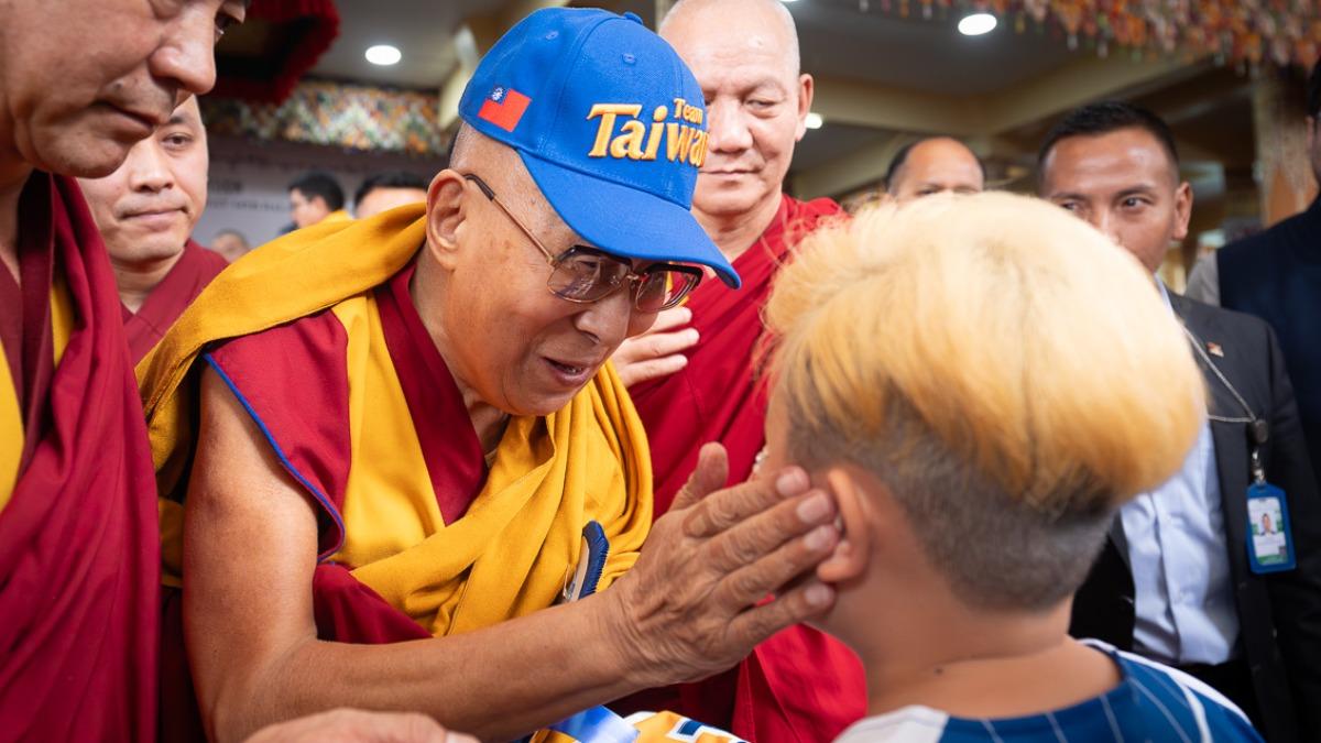 達賴喇嘛生日戴Team Taiwan棒球帽。（圖／翻攝自རྒྱལ་བ་རིན་པོ་ཆེ།臉書）