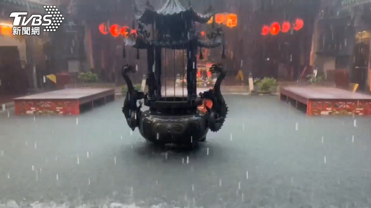 雨彈炸彰化！鹿港天后宮廟埕大淹水　天公爐、供桌全泡水