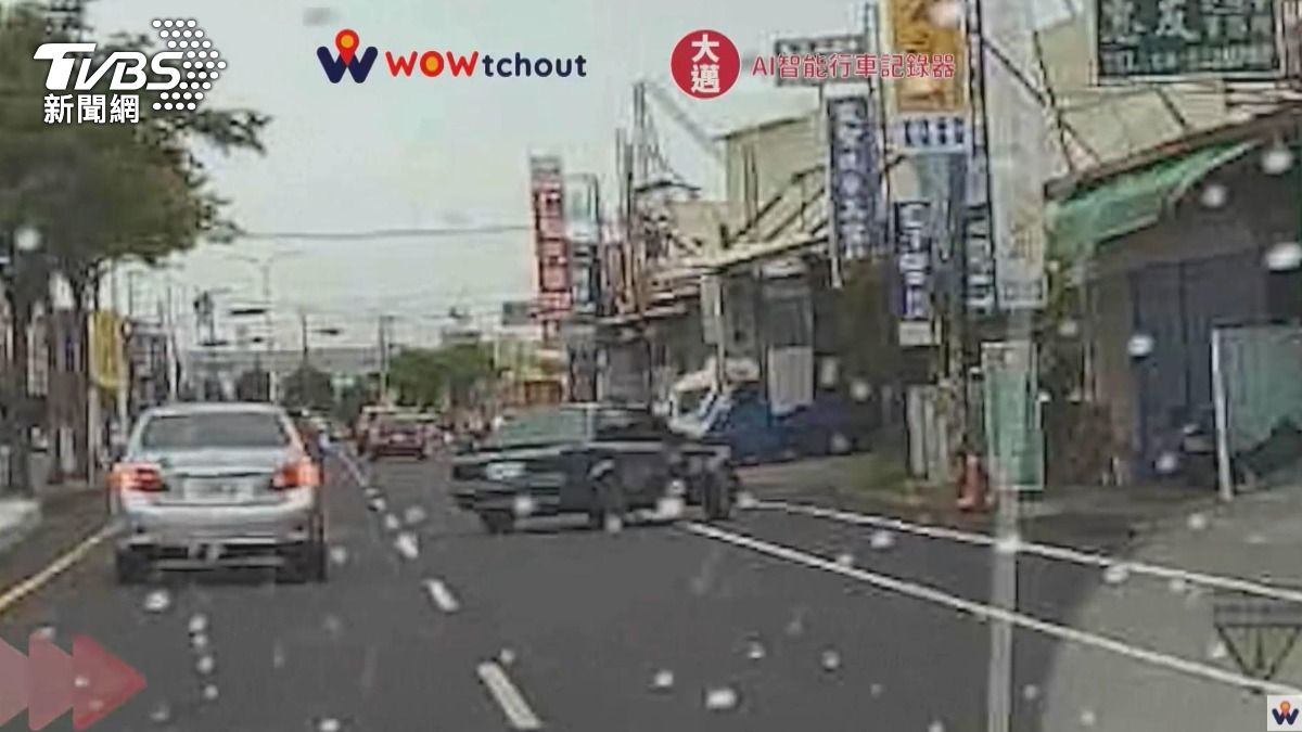 轎車甩尾撞上路邊車輛,逆向停在車道上。(圖/WoWtchout - 地圖型行車影像分享平台) 轎車甩尾撞上路邊車輛,逆向停在車道上。(圖/WoWtchout - 地圖型行車影像分享平台)