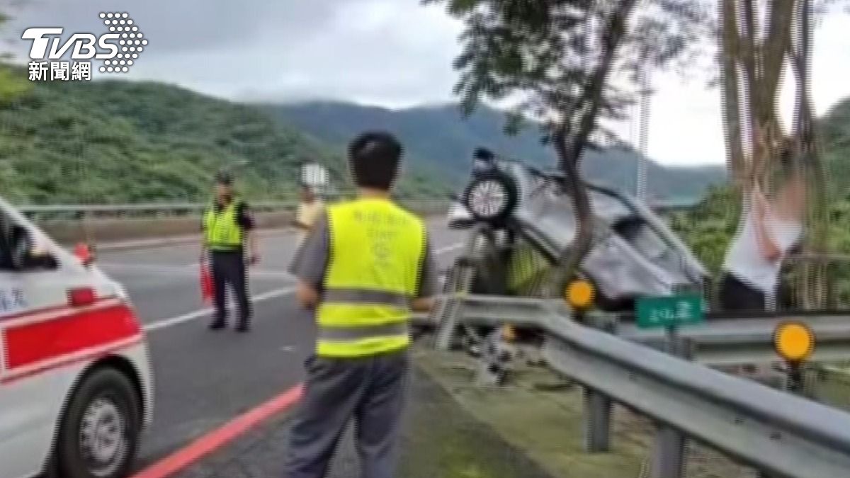 不只打坐,車主還對空揮拳。(圖/TVBS) 不只打坐,車主還對空揮拳。(圖/TVBS)