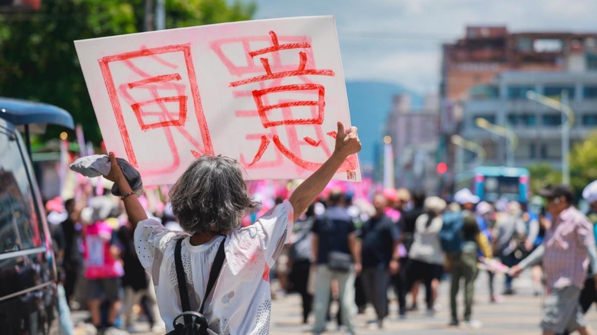 日本學者小笠原欣幸評估，若民進黨要翻轉國會席次需罷免掉10席。圖為民眾在街頭高舉「同意罷免」標語。（圖／反共護台聯盟提供）