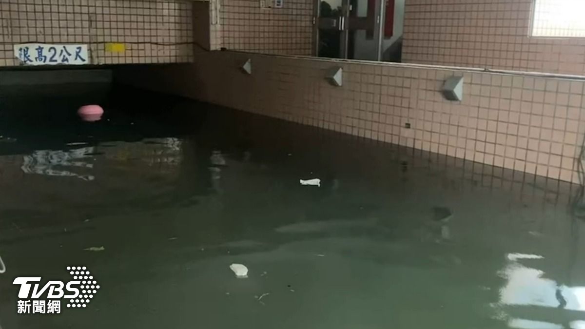 鹿港鎮中正路上一處大樓，地下停車場直接變成大水池。（圖／TVBS）