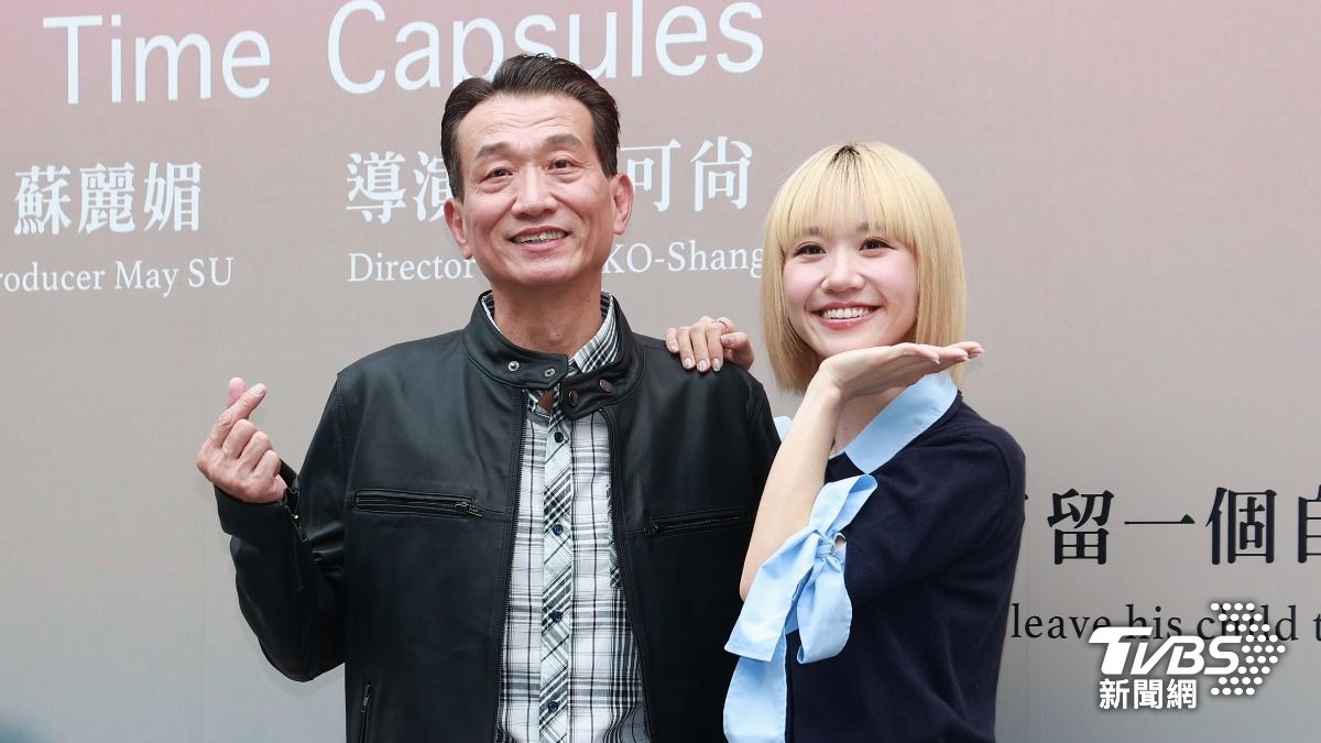 黃路梓茵（右）和爸爸黃路家翔出席《膠囊時光》第三季記者會。（圖／黃城碩攝）