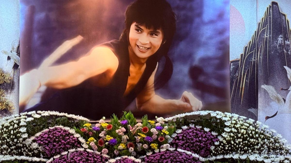 資深藝人李小飛今天舉辦告別式，以《鹿鼎記》經典角色作為遺照。（圖／李翔提供）