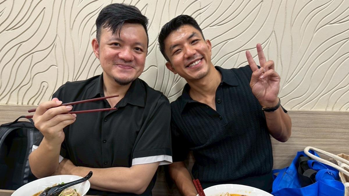 《白衣蒼狗》泰國影帝萬洛隆甘迦（右）與泰文翻譯John（左）享用美食牛肉麵。（圖／牽猴子提供）
