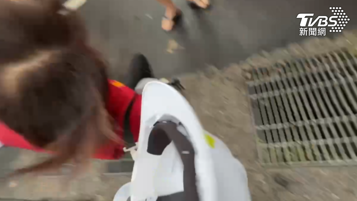 有片／嘉義市長黃敏惠慰問災民「踩排水蓋」慘摔