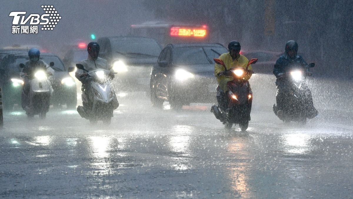 天氣／雨彈夜襲！「7縣市」發豪雨特報　入夜一路下到明天