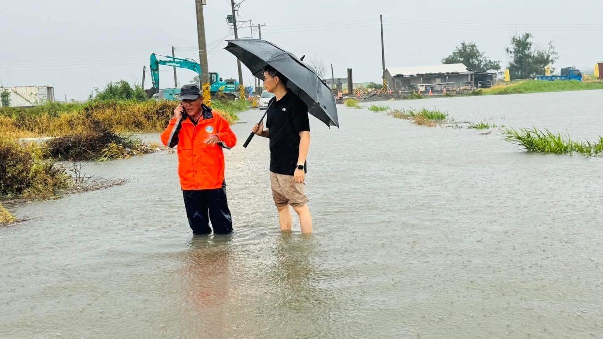 彰化縣出現大量淹水災情，居處所淹水50至100公分，每戶發給5千元補償，淹水達100公分每戶發給1萬元。（圖／翻攝自芳苑鄉長林保玲臉書）
