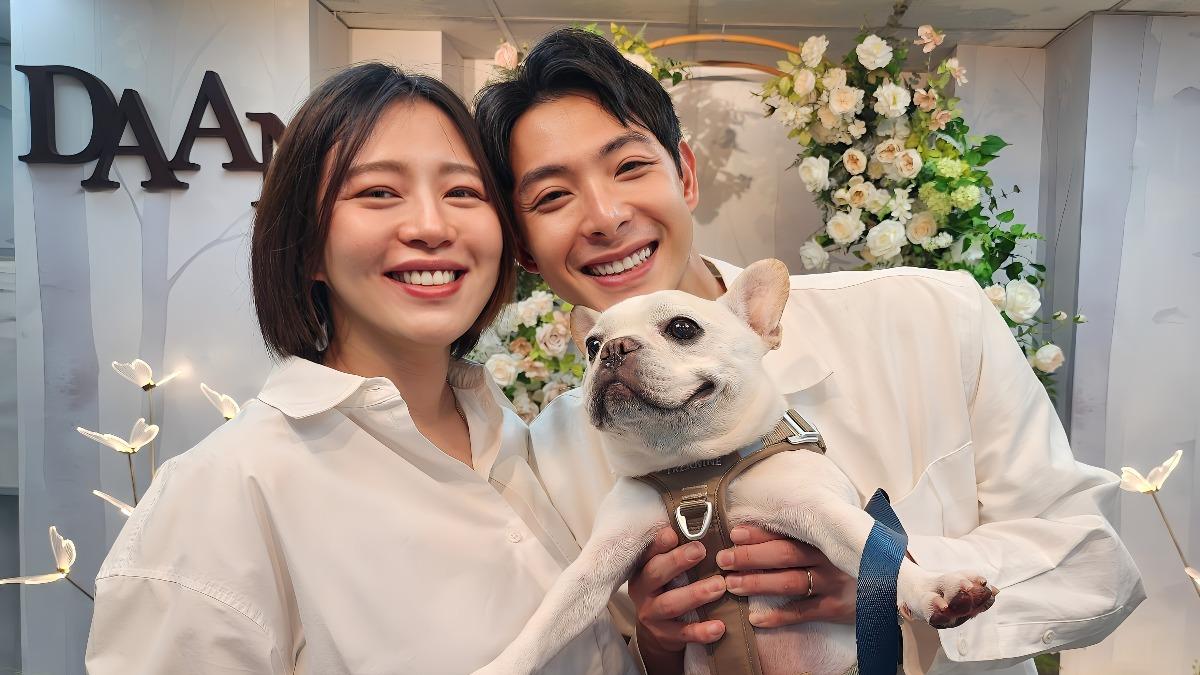 劉品言、連晨翔帶著愛犬「晨熊」、肚子裡的寶寶，「一家四口」一起登記結婚。（圖／經紀人提供）
