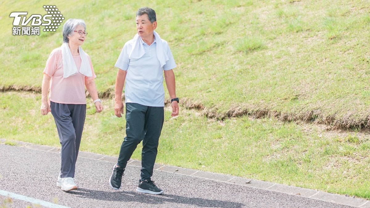 什麼時候走路最好-一天哪個時間運動最好-晚上散步好處-傍晚走路好嗎-什麼時間散步最好-走路運動最佳時間-走路好處-每天走幾步最健康