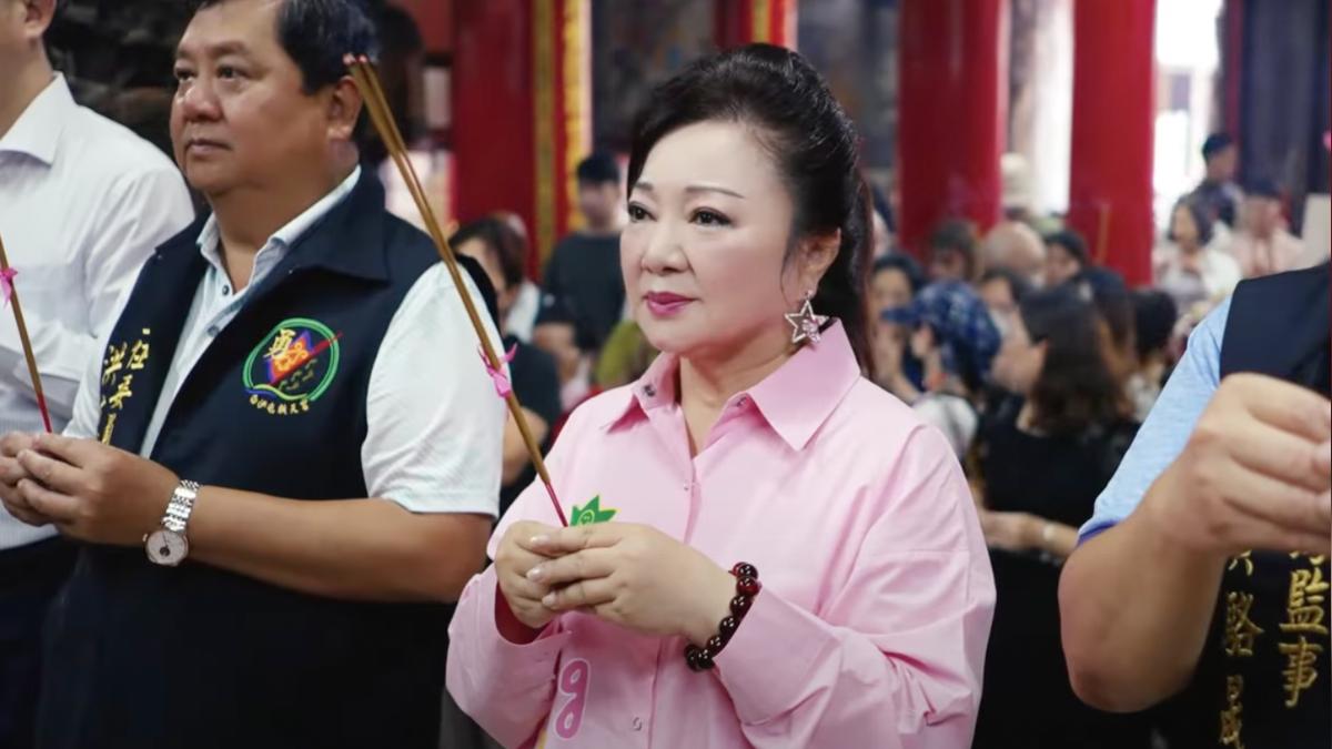 白冰冰在白沙屯媽祖廟拜拜求智慧。（圖／長興影視提供）