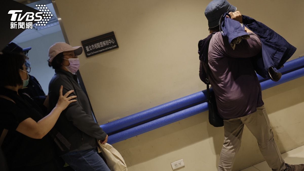 家屬悲慟到被攙扶離開。(圖/華子琛攝) 家屬悲慟到被攙扶離開。(圖/華子琛攝)